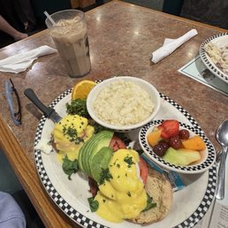 Classic Eggs Benedict (700 cal) Classic Eggs Benedict (700 cal)