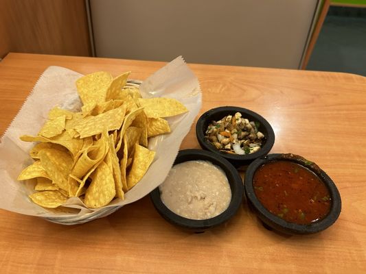 Tres Amigos (Lincolnway) by null