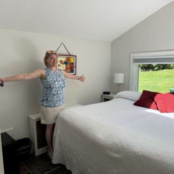 Full Moon Resort - Protein room and bath with a sky light - Hotels Near Me - Big Indian, New York