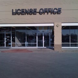 Oakville License Office - Nice clean entrance, easy to get in and out.
