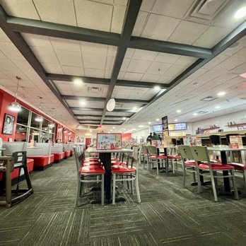 Friendly's - Seating area - Ice Cream & Frozen Yogurt Near Me - Orlando, Florida