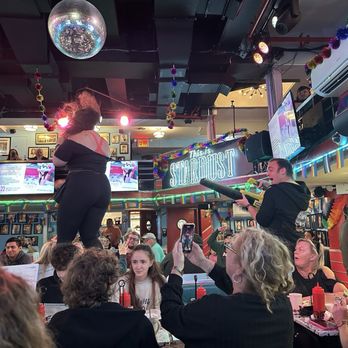 Ellen's Stardust Diner - Singer - Diners Near Me - New York, New York