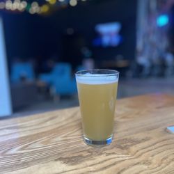 Monday Night Brewing - Social Club - Juicy raptor
