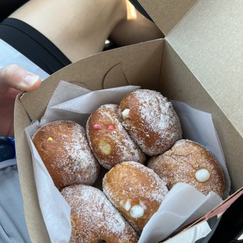 Leonard's Bakery - Mango, guava, haupia, chocolate, and macadamia nut flavors! - Bakeries Near Me - Honolulu, Hawaii