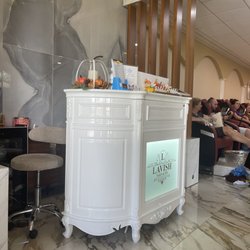 Lavish Nails & Spa - Front desk