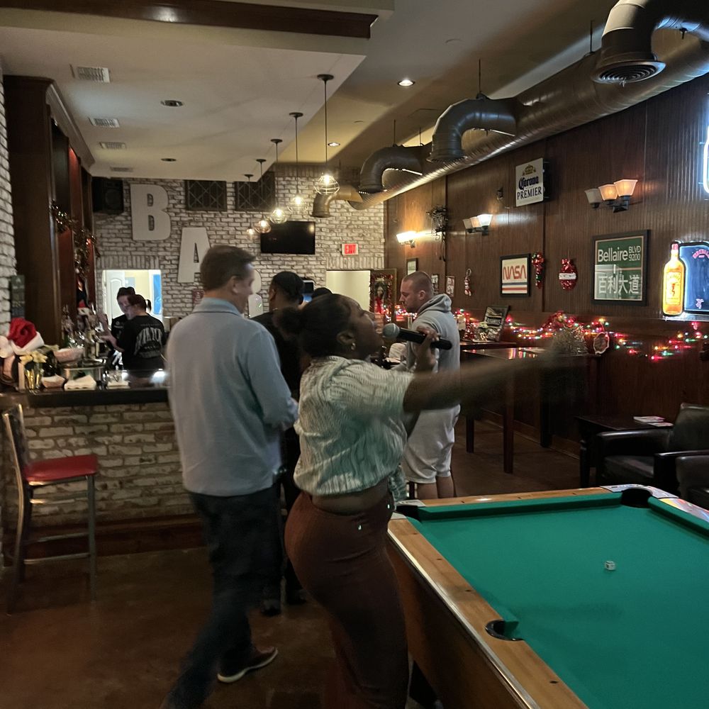 Packard's Pub - people playing pool in a pub - Pubs Near Me - Houston, Texas Packard's Pub - people playing pool in a pub - Pubs Near Me - Houston, Texas