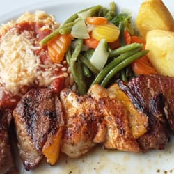 Marathon - Gegrilde brochette mixte met warme groentjes, Griekse pasta en aardappeltjes.