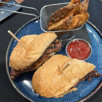 Delaney's Tavern - Ribeye sandwich - New American Near Me - Orlando, Florida