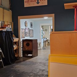 Boomerang Pizza Kitchen - Gotta go through the fun gift shop