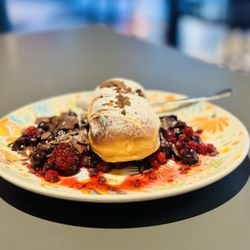Enchilada Pure Mexico - BUÑUELO Pan de Leche | Vanillesauce Falernum-Sirup | Waldbeeren gebackene Kokoschips