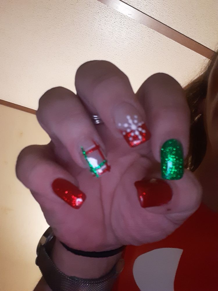 N G Nails & Spa Logo