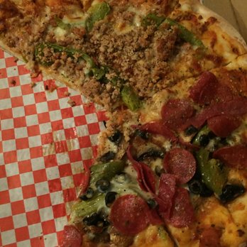 Vittorio's - Mitad Lujo y mitad Salchicha y chiles morron. Salchicha/Sausage was goooood! - Pizza Near Me - Tijuana, BCN Vittorio's - Mitad Lujo y mitad Salchicha y chiles morron. Salchicha/Sausage was goooood! - Pizza Near Me - Tijuana, BCN