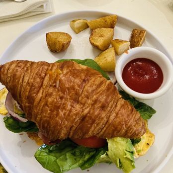 Praga Cafe - Croissant egg sandwich with avocado - Breakfast & Brunch Near Me - Tijuana, BCN Praga Cafe - Croissant egg sandwich with avocado - Breakfast & Brunch Near Me - Tijuana, BCN