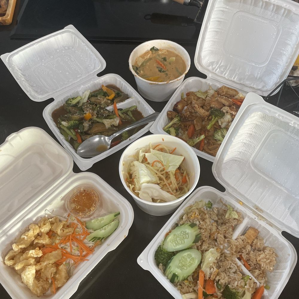 Malai Thai Kitchen - Thai Fried Rice, Pad See Eiw, Papaya Salad, Stir Fried Eggplant, Fried Calamari, and Panang Curry - Thai Near Me - Wahiawa, Hawaii