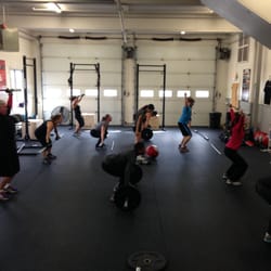 CrossFit North Andover - Group weight lifting