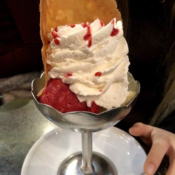 Berthillon - Raspberry and vanilla with whipped cream and cookie - Ice Cream & Frozen Yogurt Near Me - Paris, 75
