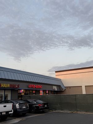 LOTUS BISTRO by null