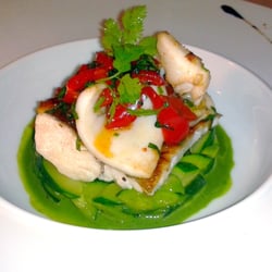 L'Atelier l'Art des Mets - Délicieux pavé de merlu avec son jus de persil, courgette à l'ail et encornet aux aromates