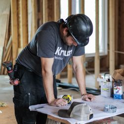 Kraun Electric - An electrician reviews site drawings.