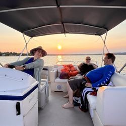 Break'n Waves - Pontoon rental.