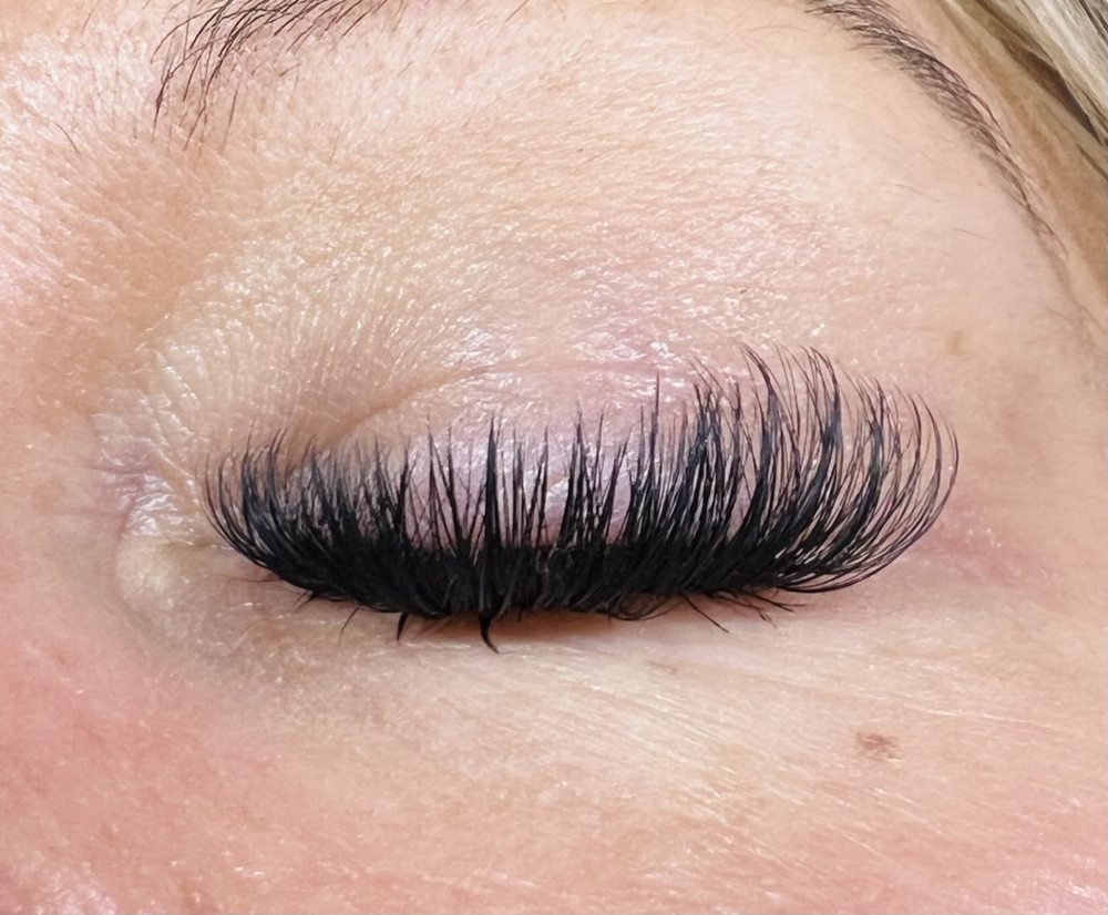 Lashes By Yung Logo