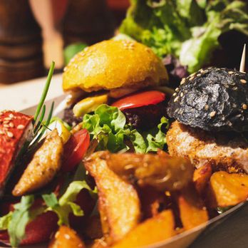 Wunsch Burger - Burger Box: Chicken Burger (links), Cheese Burger mit Avocado (mitte) und Falafel Burger (rechts) + Wedges - Burgers Near Me - Berlin, BE Wunsch Burger - Burger Box: Chicken Burger (links), Cheese Burger mit Avocado (mitte) und Falafel Burger (rechts) + Wedges - Burgers Near Me - Berlin, BE