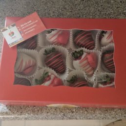 "Suspiros" (chocolate covered strawberries)