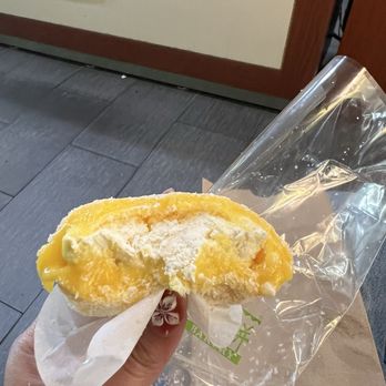 Fay Da Bakery - 芒果糯米糍 Mango Mochi - Bakeries Near Me - New York, New York