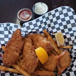 Seafood basket (platter) w/fries Seafood basket (platter) w/fries