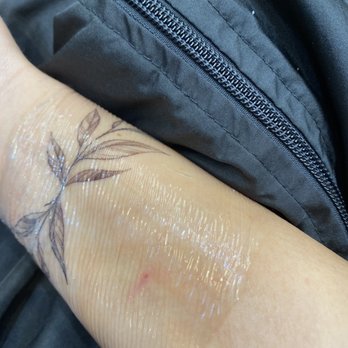 Iris Tattoo & Piercings Miami - The scar after it "healed" - Tattoo Near Me - Miami, Florida Iris Tattoo & Piercings Miami - The scar after it "healed" - Tattoo Near Me - Miami, Florida