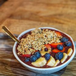 Namoa - Açaí bowl con frutas de la estación y muesli