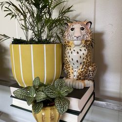 Oakton Street Antique Centre - This tiger looks like porcelain   But it's really a plastic souvenir from Barnum and Bailey circus