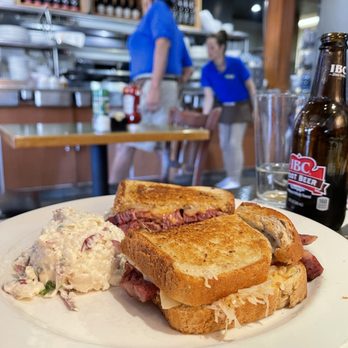 Cafe Alfresco - Rueben Reuben Sandwich on Rye - New American Near Me - Dunedin, Florida