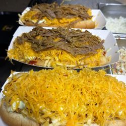 Criollito y La Perra hot dog (Topping sheddered beef)