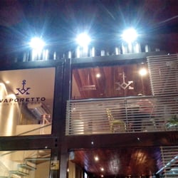 Vaporetto Container Bar - Fachada a noite.