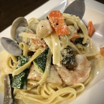 Tiny Pyramid - classic seafood linguine - Cafes Near Me - Honolulu, Hawaii
