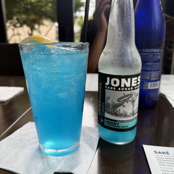 Kona Grill - Baltimore - Berry Lemonade soda - New American Near Me - Baltimore, Maryland