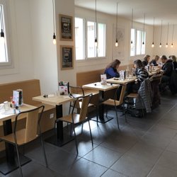 Yatta! - Une trentaine de places en salle.