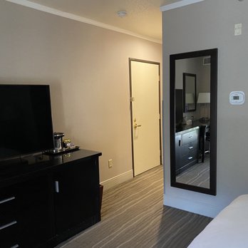 DoubleTree by Hilton Hotel Claremont - Hotels Near Me - Claremont, California