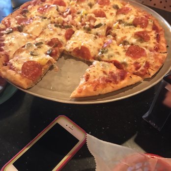 Pickles Pub - Pepperoni pizza with veggies - American Near Me - Kamrar, Iowa Pickles Pub - Pepperoni pizza with veggies - American Near Me - Kamrar, Iowa