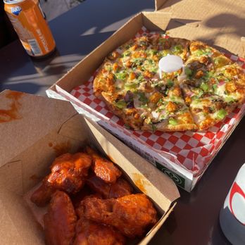 Pizza Twist - Chicken Tikka Masala Pizza Twist tandoori 6 pcs wings - Pizza Near Me - Riverside, California Pizza Twist - Chicken Tikka Masala Pizza Twist tandoori 6 pcs wings - Pizza Near Me - Riverside, California
