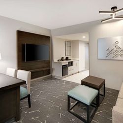 Embassy Suites by Hilton Atlanta Perimeter Center - Guest room
