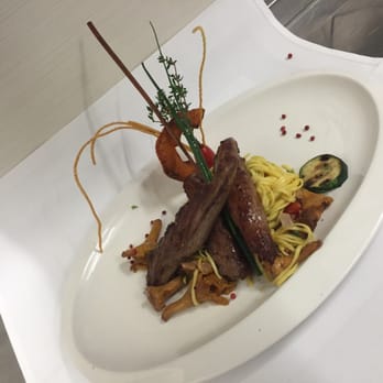 Roca - Lammfilet mit frischen Bandnudeln mit Pfifferlinge, Zuchini, Kirschtomaten, Rosa-Pfeffer , Kürbis-Chips und Kräutern - Modern European Near Me - Wetzlar, HE