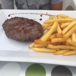 Sushi Ohh - Por más que le pinten con aceto balsámico es carne picada y patatas fritas.