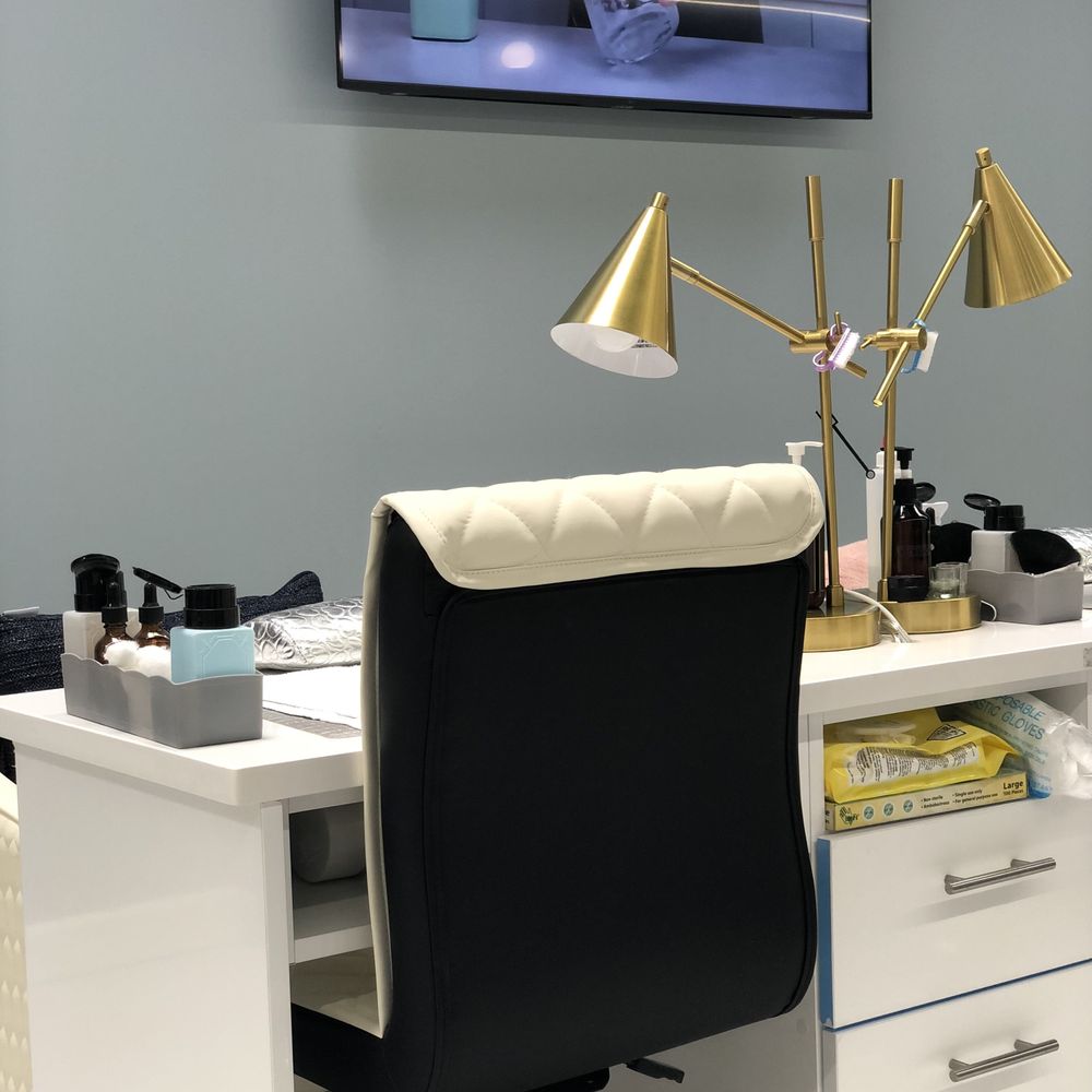 Luxo Nail Spa - Manicure chair - Nail Salons Near Me - Chicago, Illinois Luxo Nail Spa - Manicure chair - Nail Salons Near Me - Chicago, Illinois