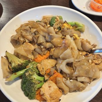 Davorn's Place Lao - Thai Restaurant - Chicken Pad See Ew - Laotian Near Me - Visalia, California