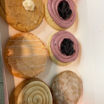Crumbl - Temecula - Two lemon blackberry, iced oatmeal, buttermilk pancake, orange creamsicle, snickerdoodle cupcake - Bakeries Near Me - Temecula, California Crumbl - Temecula - Two lemon blackberry, iced oatmeal, buttermilk pancake, orange creamsicle, snickerdoodle cupcake - Bakeries Near Me - Temecula, California