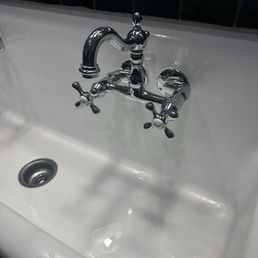 Beautiful faucet. They have great attention to detail to create a supported dining experience. Beautiful faucet. They have great attention to detail to create a supported dining experience.