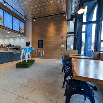 Mendocino Farms - The interior - Sandwiches Near Me - Chicago, Illinois