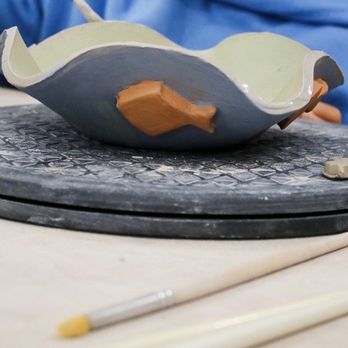 Elena Ágata Ceramics - Decorating the bowls - Art Classes Near Me - Madrid, M